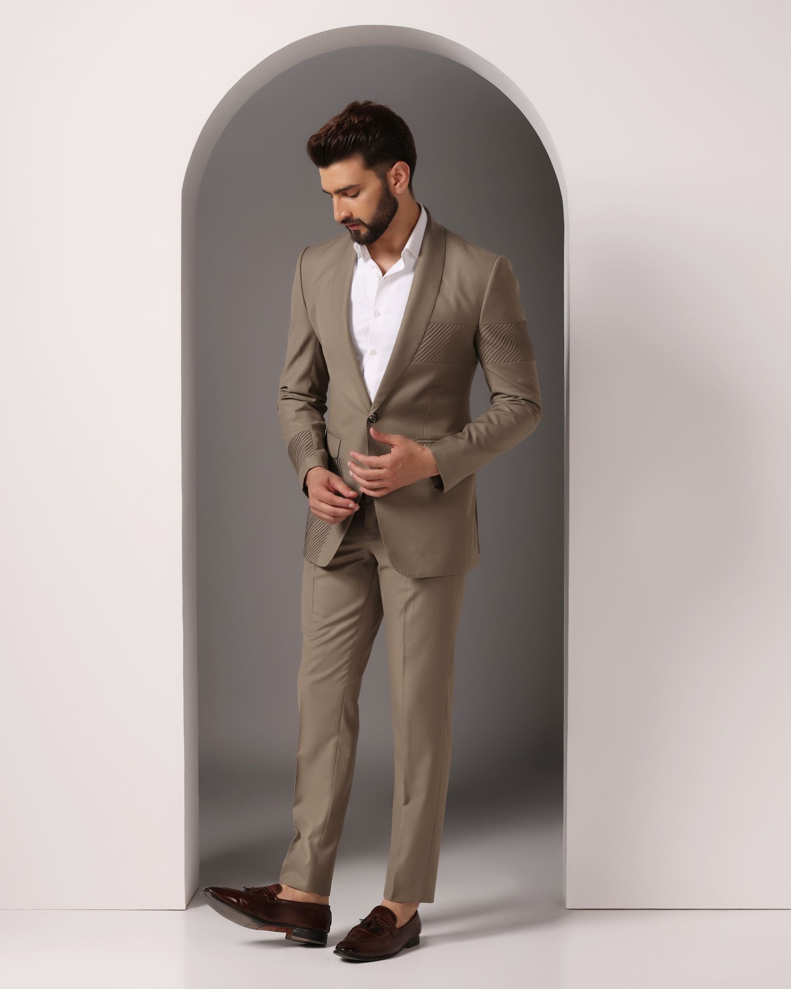 Green Elegance: Suit with Subtle Pintuck Detailing