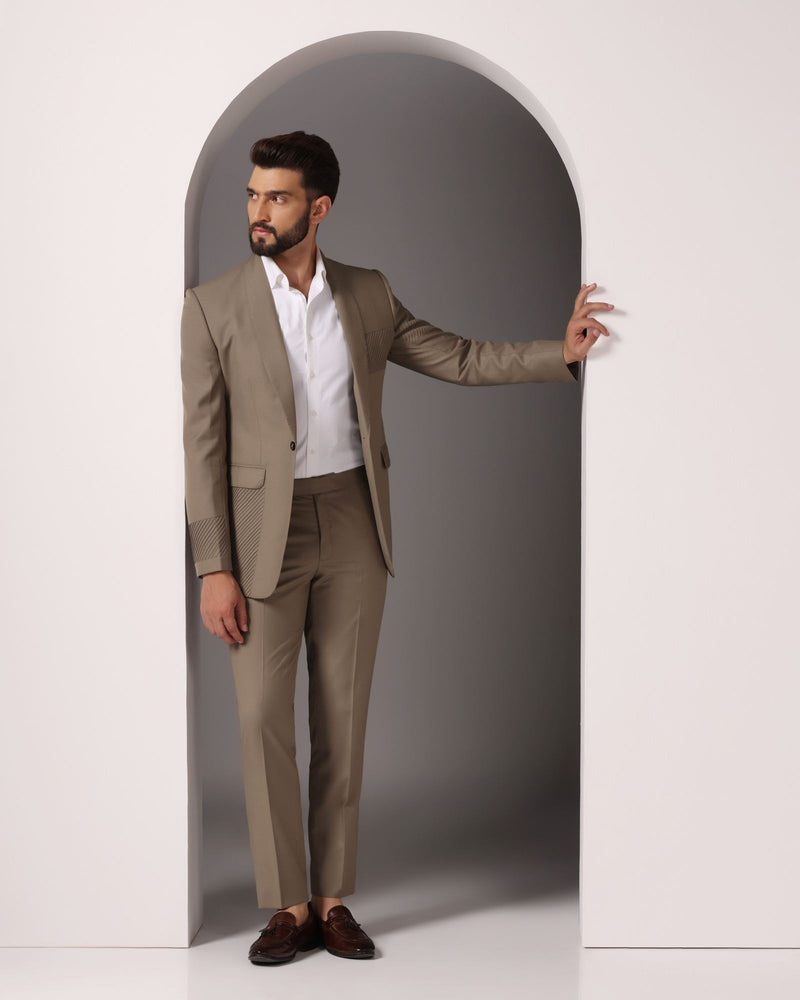 Green Elegance: Suit with Subtle Pintuck Detailing