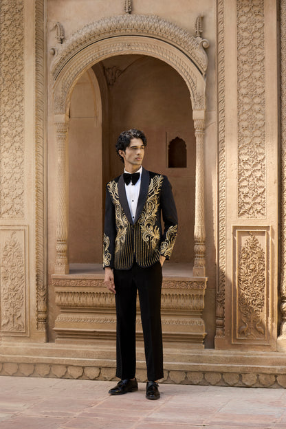 Raas “Kanak Udaan” Gold Élan Tuxedo