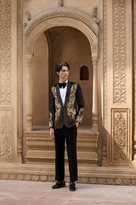 Raas “Kanak Udaan” Gold Élan Tuxedo